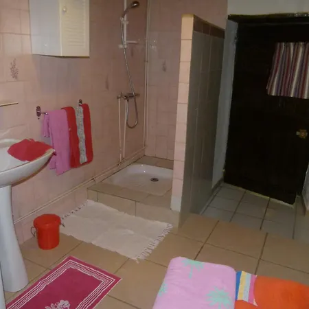 别墅 Confortable Proche D'ornezan Avec Piscine Privee *